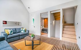 Tottenham- Exquisite 4-Bed Retreat With Ping Pong And Pool - Sleeps 7, Free Parking, Contractors & Long Stays Welcome