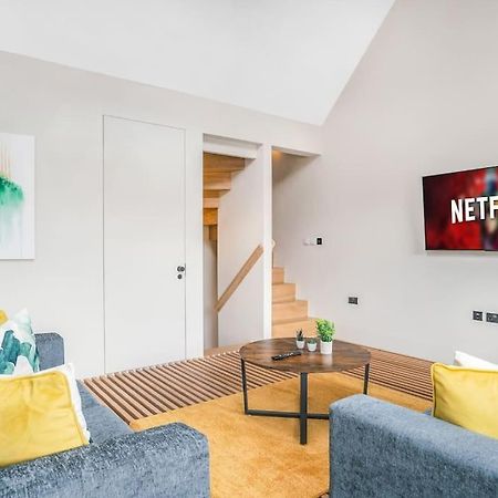 Tottenham Retreat: 4-Bed Family Haven with Games & Parking Apartment London Exterior photo