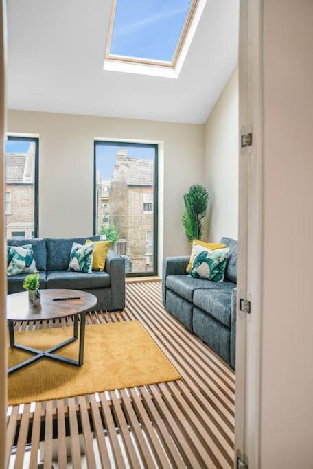 Tottenham Retreat: 4-Bed Family Haven with Games & Parking Apartment London Exterior photo