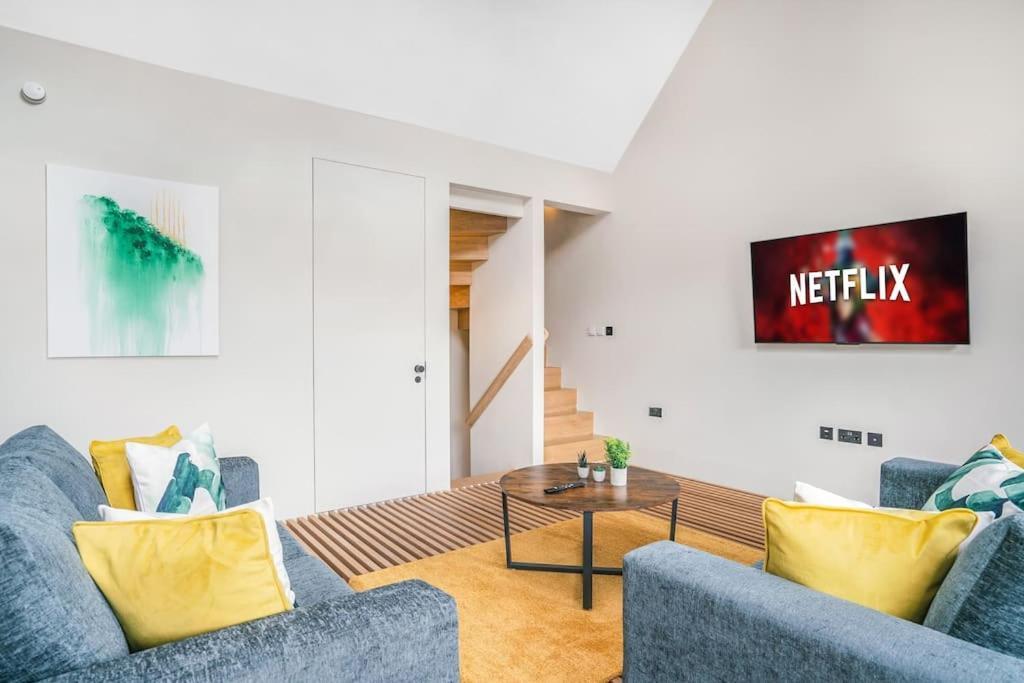 Tottenham Retreat: 4-Bed Family Haven with Games & Parking Apartment London Exterior photo