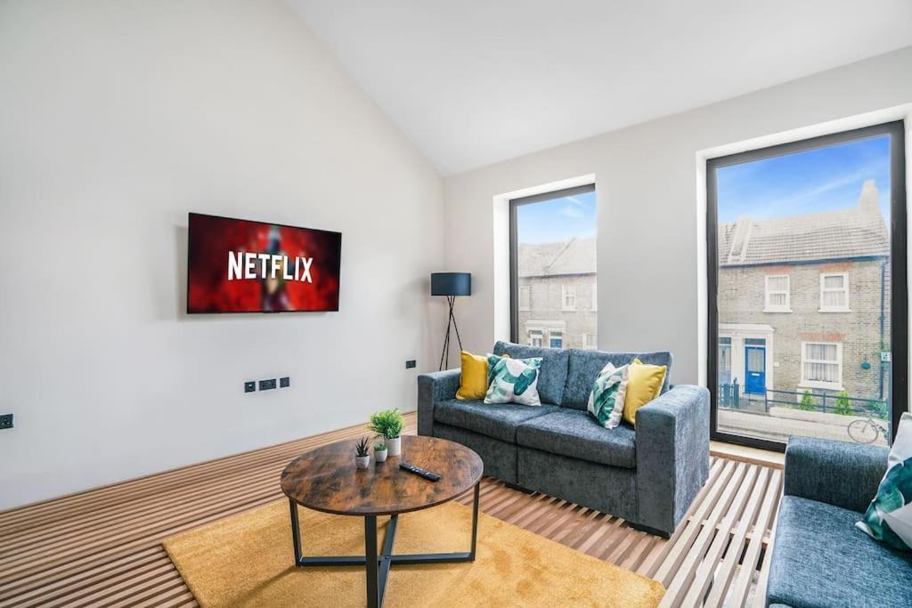 Tottenham Retreat: 4-Bed Family Haven with Games & Parking Apartment London Exterior photo