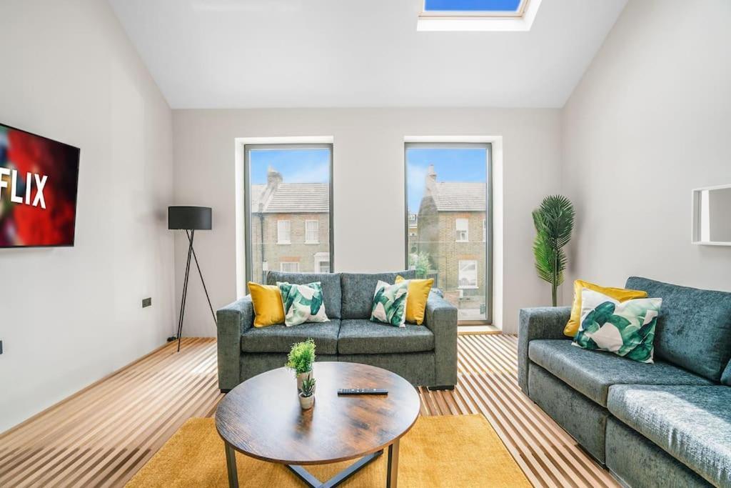 Tottenham Retreat: 4-Bed Family Haven with Games & Parking Apartment London Exterior photo
