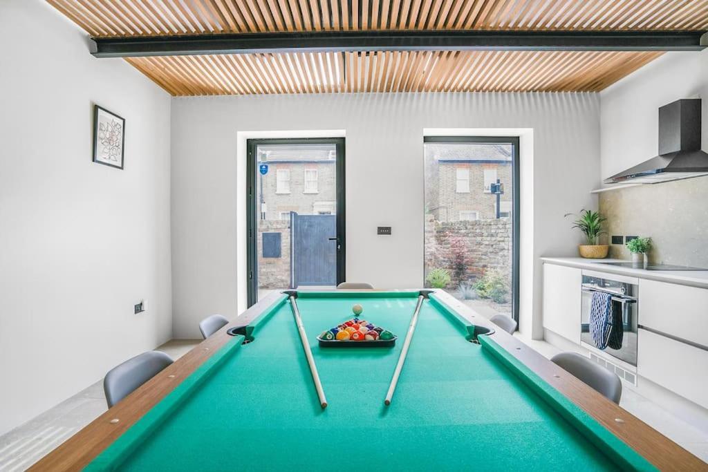 Tottenham Retreat: 4-Bed Family Haven with Games & Parking Apartment London Exterior photo