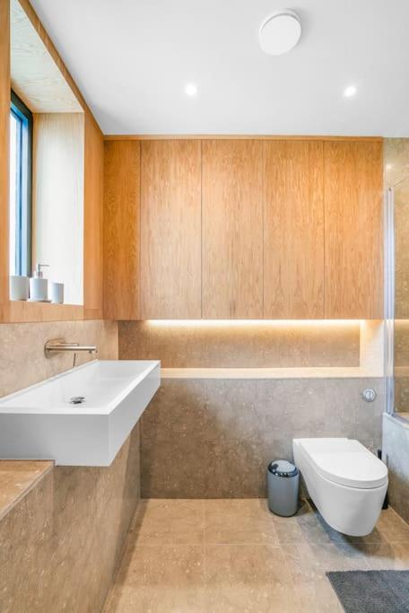Tottenham Retreat: 4-Bed Family Haven with Games & Parking Apartment London Exterior photo