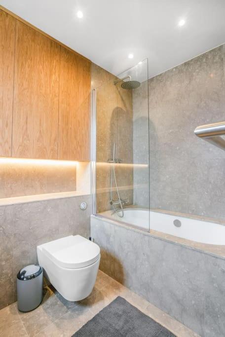 Tottenham Retreat: 4-Bed Family Haven with Games & Parking Apartment London Exterior photo