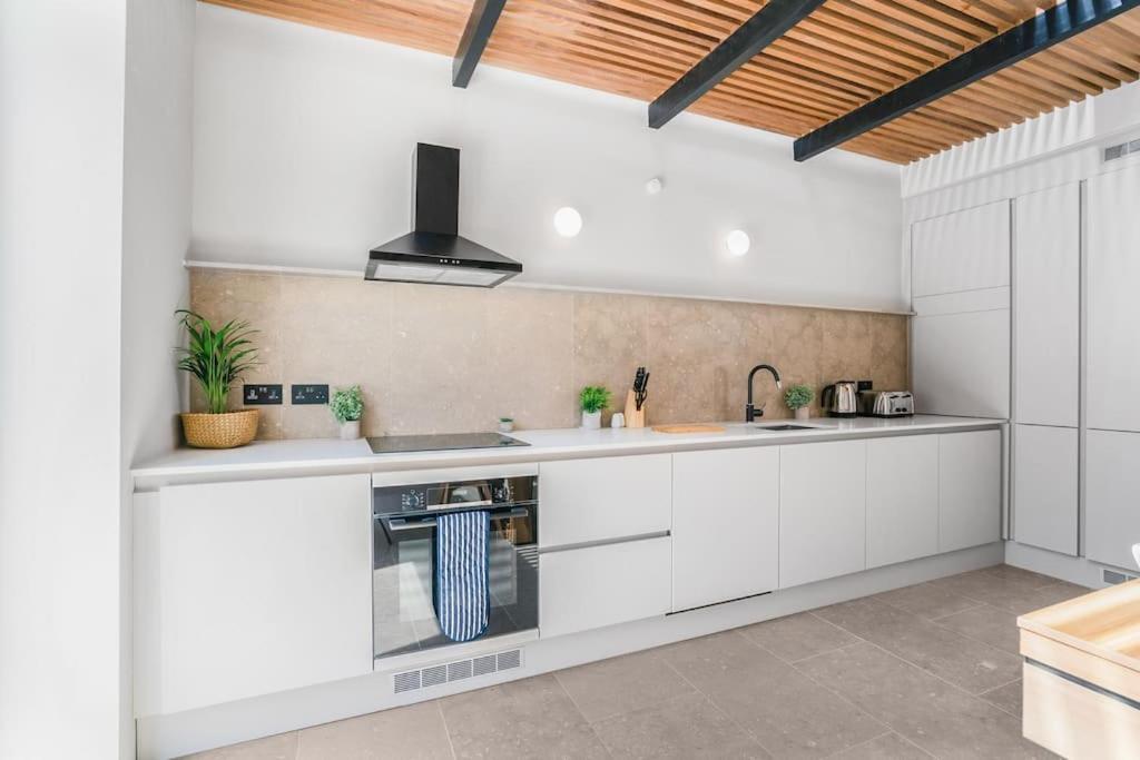 Tottenham Retreat: 4-Bed Family Haven with Games & Parking Apartment London Exterior photo