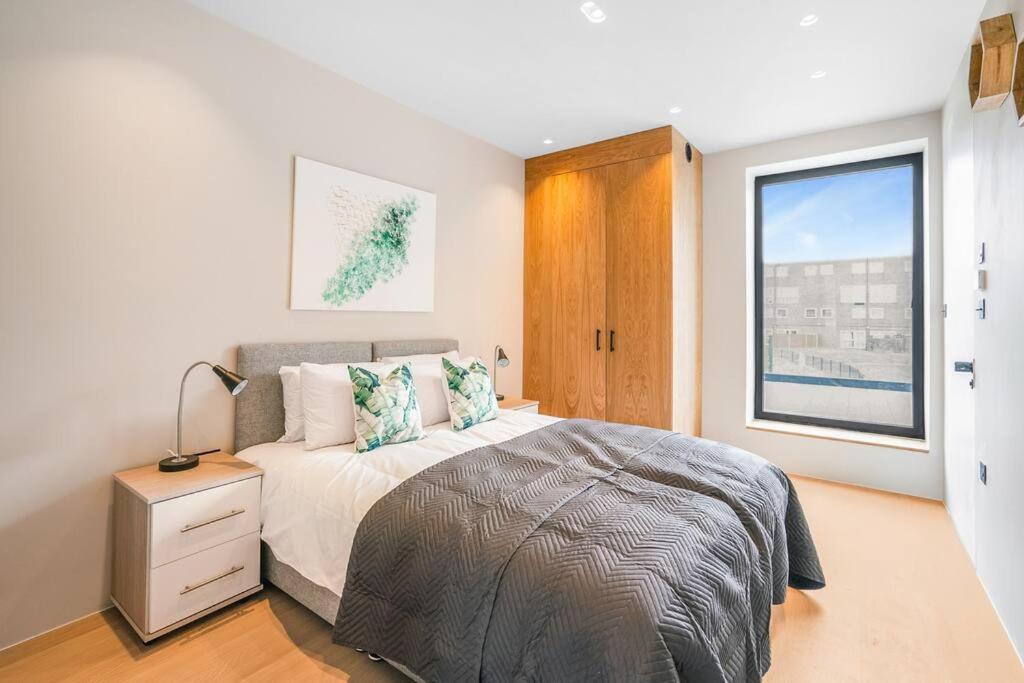Tottenham Retreat: 4-Bed Family Haven with Games & Parking Apartment London Exterior photo