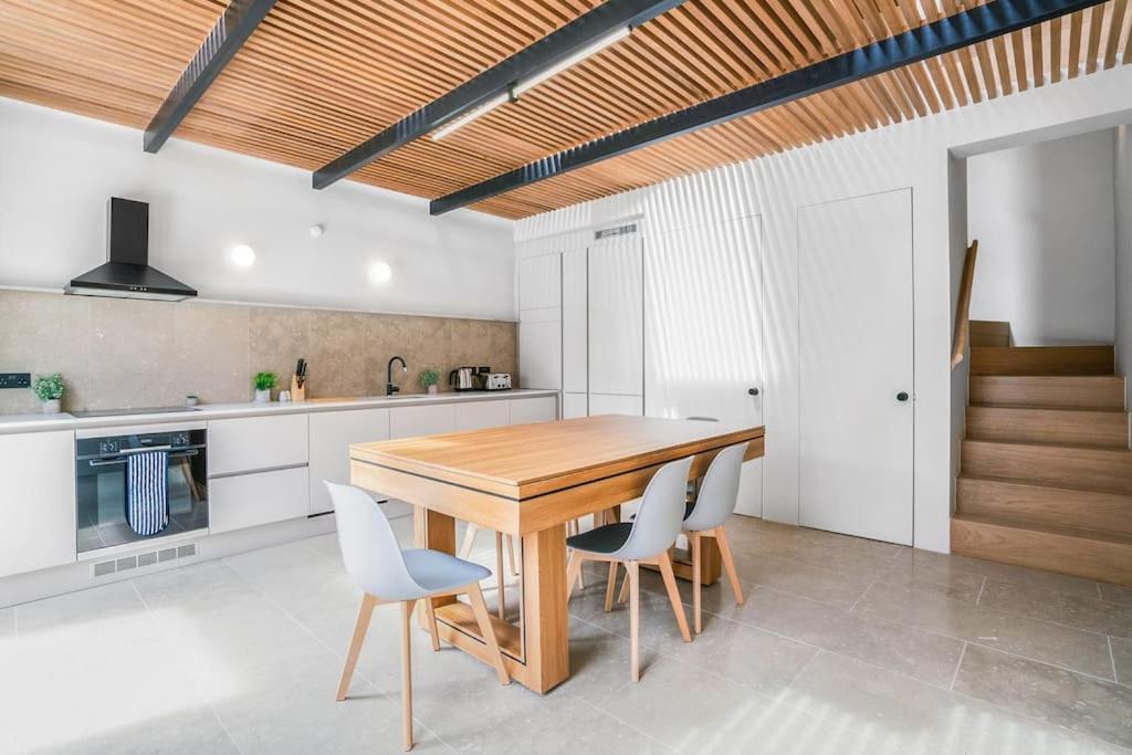 Tottenham Retreat: 4-Bed Family Haven with Games & Parking Apartment London Exterior photo