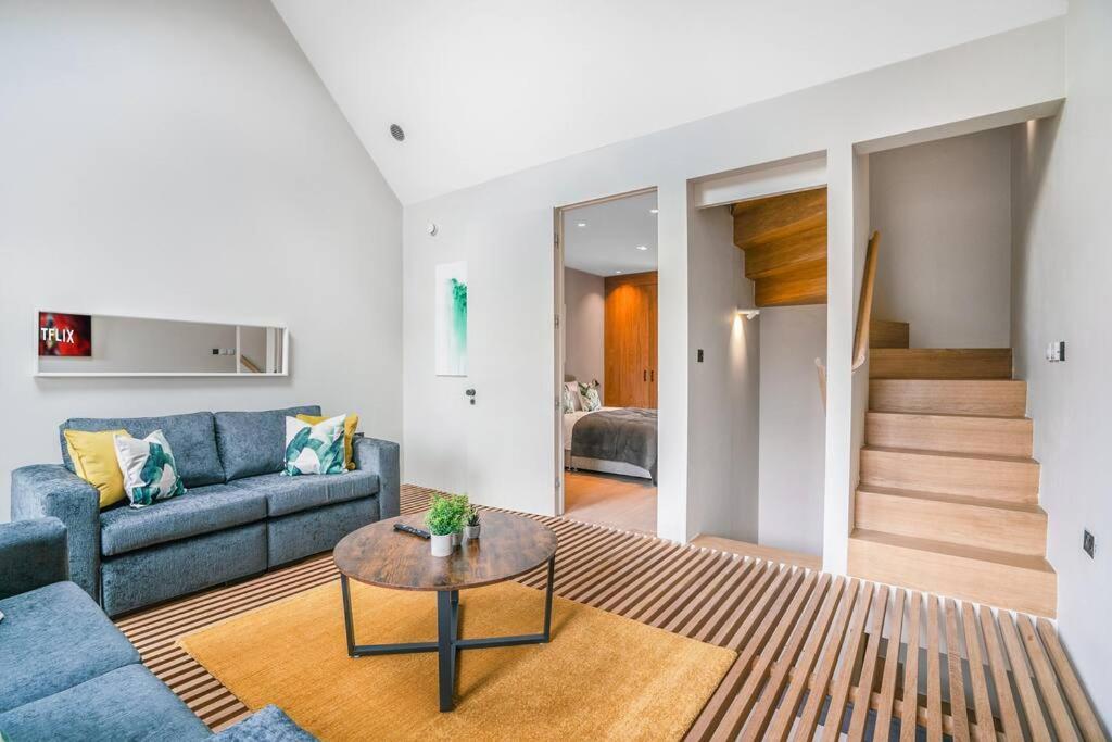 Tottenham Retreat: 4-Bed Family Haven with Games & Parking Apartment London Exterior photo