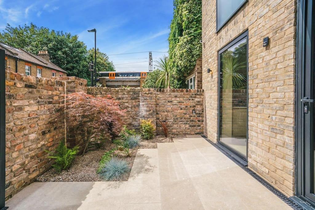 Tottenham Retreat: 4-Bed Family Haven with Games & Parking Apartment London Exterior photo